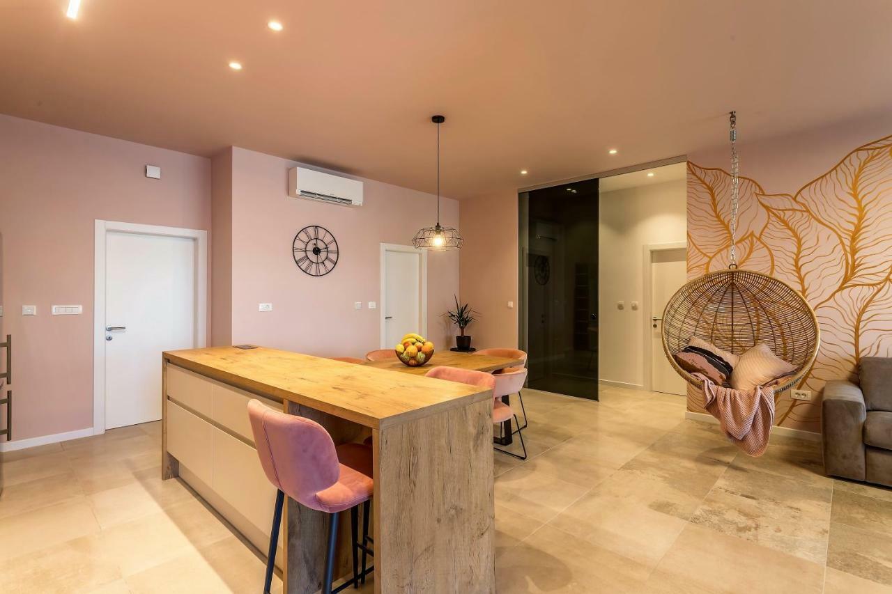 Luxury Apartment With Hot Tub โอมิช ภายนอก รูปภาพ