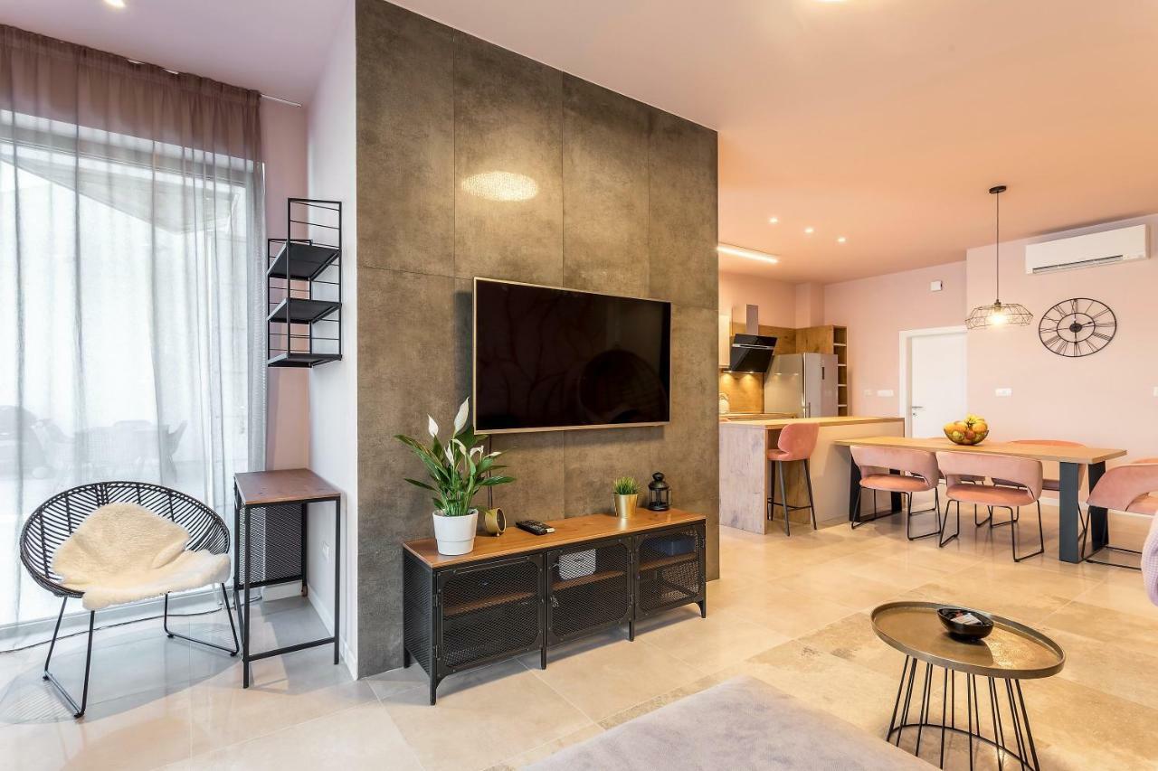 Luxury Apartment With Hot Tub โอมิช ภายนอก รูปภาพ