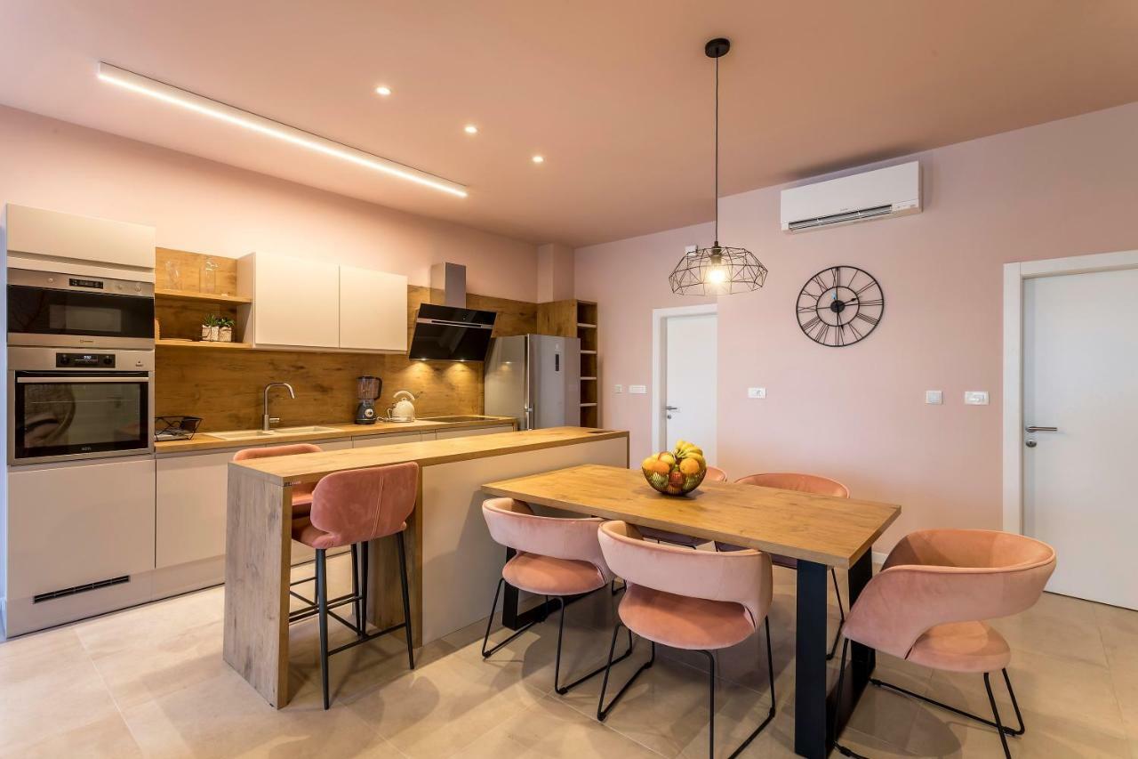 Luxury Apartment With Hot Tub โอมิช ภายนอก รูปภาพ